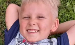 Un băieţel de patru ani luptă să trăiască, după ce un câine din curtea bunicii i-a smuls brațul drept