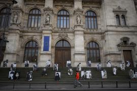 Portretele celor 65 de persoane care si-au pierdut viata in incendiul de la clubul Colectiv, in fata Curtii de Apel din Bucuresti