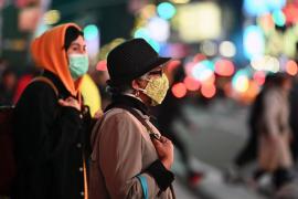 Cum se poartă corect două măşti de protecţie suprapuse. Metoda simplă de verificare a eficienţei