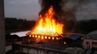 Sute de deținuți au dat foc închisorii din Krabi, din cauza Covid. Au incendiat clădirea, ca să nu se infecteze