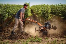 (P) Întoarcerea la origini - lucrăm pământul profesional, cu motocultor de la Bricolaj Market