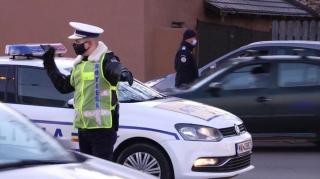 Un bărbat din Constanţa s-a urcat pe maşina de poliţie, cu un topor în mână, şi i-a ameninţat pe ofiţeri că îi omoară. Cum s-a încheiat incidentul