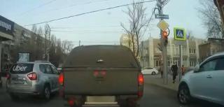 Momentul în care o clădire se prăbușește peste mașinile care așteaptă la semafor, pe o stradă din Rusia