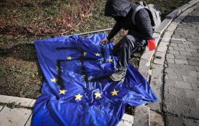 Un protestatar AUR a desenat o svastică pe steagul UE. Parchetul General, sesizat: "E instigare la violență şi ură"