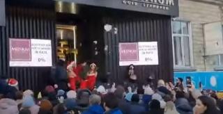 A plouat cu bijuterii în faţa unui magazin din Chişinău. Zeci de oameni s-au „bătut” ca să prindă ceva