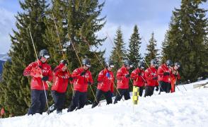 Salvamontiştii au fost puşi să caute mai mulţi tineri care au anunţat că s-au rătăcit, iar apoi au uitat să le spună că au ajuns cu bine la destinaţie