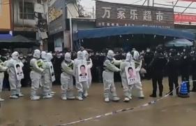 Marşul ruşinii, cu numele şi poza la vedere. Pedeapsa primită de 4 chinezi care ar fi sfidat restricţiile anti-Covid | VIDEO
