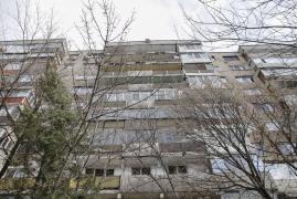 Un bărbat a murit încercând să coboare de pe acoperișul blocului în balcon, legat cu un cablu. Nu avea cheie la apartament