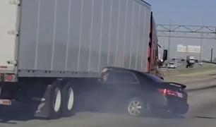 Clipe terifiante surprinse pe o autostradă din Chicago