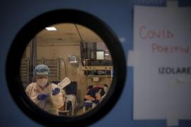 Un cadru medical verifica o seringa intr-un salon cu pacienti infectati cu SARS-CoV-2 la Unitatea de Primiri Urgente a Spitalului Universitar de Urgenta Bucuresti,