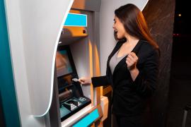 Zeci de mii de oameni s-au trezit cu bani în conturi, după gafa unei bănci din Anglia. Suma pierdută e de aproape 155 de milioane de euro