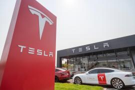 Tesla recheamă peste 475.000 de maşini Model 3 şi Model S, pentru a rezolva problemele legate de camera retrovizoare şi portbagaj