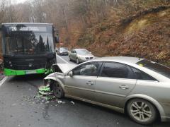 Șase persoane au fost rănite, în urma impactului dintre un autobuz și o mașină, în Brașov