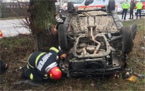 La un pas de tragedie în Ajunul Anului Nou. Mai mulți răniți în Ialomița după ce s-au răsturnat cu mașina pe câmp și au lovit un copac