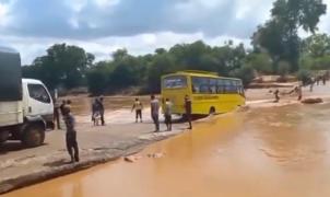 Zeci de oameni, între care femei și copii, au sfârșit într-un autobuz luat de ape, în Kenya. Erau invitați la o nuntă