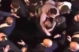 Candidatul extremei drepte la președinția Franței, atacat la primul său miting. Susținătorii lui Eric Zemmour s-au luat la bătaie cu contestatarii săi