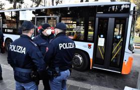 Amenda primită de un român, prins că nu are super certificatul verde în autobuz la Roma. Cum s-a apărat bărbatul