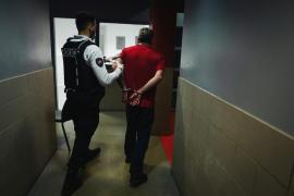 Un bărbat cu alcoolemie de 7,14, arestat cu greu în Franţa. S-a luptat cu poliţiştii şi s-a înjunghiat de două ori