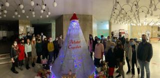 Amenda primită de coordonatorul centrului unde a fost "construit" un brad din doze de vaccin consumate. Şi firma care trebuia să preia deşeurile a fost sancţionată