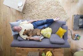 Bărbat, găsit mort în casa din Gorj, alături de unul dintre câinii săi. Nicolaie nu mai fusese văzut afară de zile bune