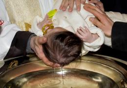 Mesaj al Arhiepiscopiei Sucevei, după moartea bebelușului scufundat în cristelniță: "Am primit cu multă durere şi tristeţe în suflet vestea despre pruncul Iustin"