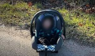 Bebeluş în scaun de maşină