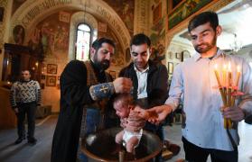 Mărturia cutremurătoare a tatălui bebeluşului mort după slujba de botez: „Pe copil l-a bușit sângele pe nas”