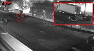 Şoferi de TIR sechestraţi de o bandă de români, în Italia. Hoţii au fost filmaţi în timp ce le jefuiau camioanele