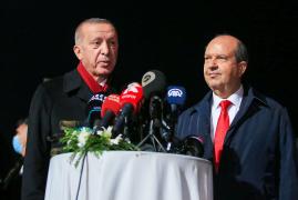 Președintele turc Recep Tayyip Erdogan (stânga), alături de liderul ciprioților turci Ersin Tatar, la o conferință de presă din noiembrie 2020
