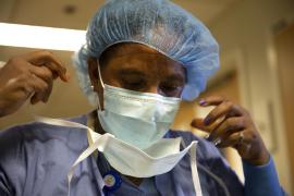 Două măşti suprapuse oferă protecție mai bună la Covid-19: 92,5% dintre particulele infecțioase, blocate