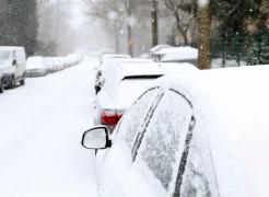 O celebră stradă din Kiev s-a transformat în pârtie de snowboard