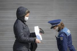 polițist care verifică declarația pe propria răspundere