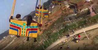 Panică într-un parc de distracții, după ce roata unui carusel în mișcare s-a desprins. Imagini de groază filmate în China