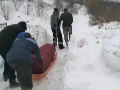 Mort tras cu sania prin zăpadă până la cimitir. Rudele au împins sicriul bunicii printre nămeți, într-un oraș din Rusia