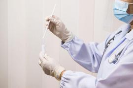 Un doctor ia o probă pentru testul Covid-19