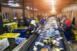 Bebeluş găsit mort, printre gunoaie. Micuțul a apărut pe banda transportoare, într-o fabrică de reciclare din Rusia