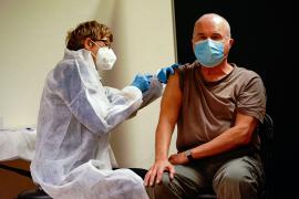 Ministerul Sănătăţii: Vaccinarea este recomandată şi persoanelor care au avut COVID-19, pentru că imunitatea dobândită variază de la o persoană la alta