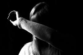 Românul care şi-a bătut soţia, în Italia, obligat să poarte o brăţară electronică