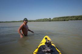 Avram Iancu într-un lac, se pregătește de înot