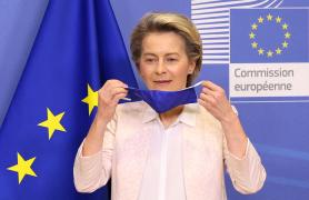 Ursula von der Leyen, preşedinta Comisiei Europene îşi pune o mască de protecţie