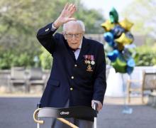 "Căpitanul Tom" a murit, la 100 de ani, infectat cu Covid-19. Bătrânelul erou de război a strâns donaţii de 40 de milioane de dolari pentru medicii care se luptau cu coronavirusul