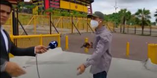 Reporter jefuit în timpul unei transmisiuni live, în Ecuador. Jurnalistul a fost ameninţat cu pistolul