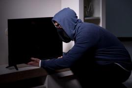 Un vasluian a dus la amanet televizorul din camera în care era cazat, ca să facă rost de bani