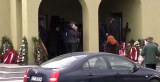 Femeie din Constanța, căzută de la etajul 6, a fost înmormântată. Zeci de oameni impresionați de drama sa au condus-o pe ultimul drum