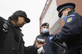 Petrecere de botez, spartă de poliţiştii vâlceni. Oamenii legii au dat amenzi şi la un eveniment privat din Capitală