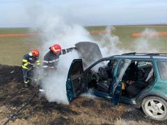 Un autoturism a luat foc în timpul mersului în judeţul Vrancea. Maşina a ars în proporţie de 70%