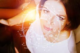 Ilustrație cu semnele zodiacale și o tânără femeie