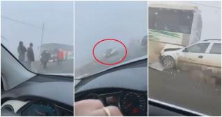 Momentul în care un Opel se înfige într-un autocar oprit pe marginea unui drum din Iași, după un accident în lanț