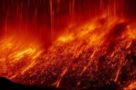 Ultimele erupții ale vulcanului Etna îi uimesc și pe vulcanologi. Italienii, după ce în Pedara a plouat cu pietre: "Asta ne mai lipsea, Covidul nu era suficient"