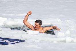 Un înotător ceh a bătut recordul mondial de înot sub gheață